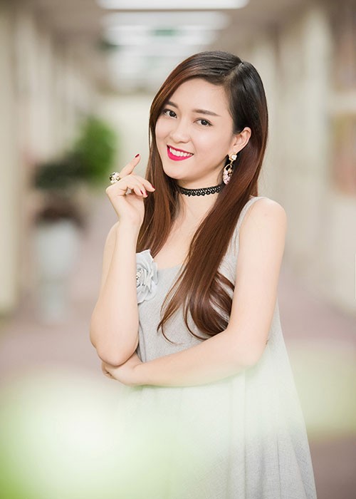 A hau Thuy Van goi cam voi dam cup nguc xe cao-Hinh-8